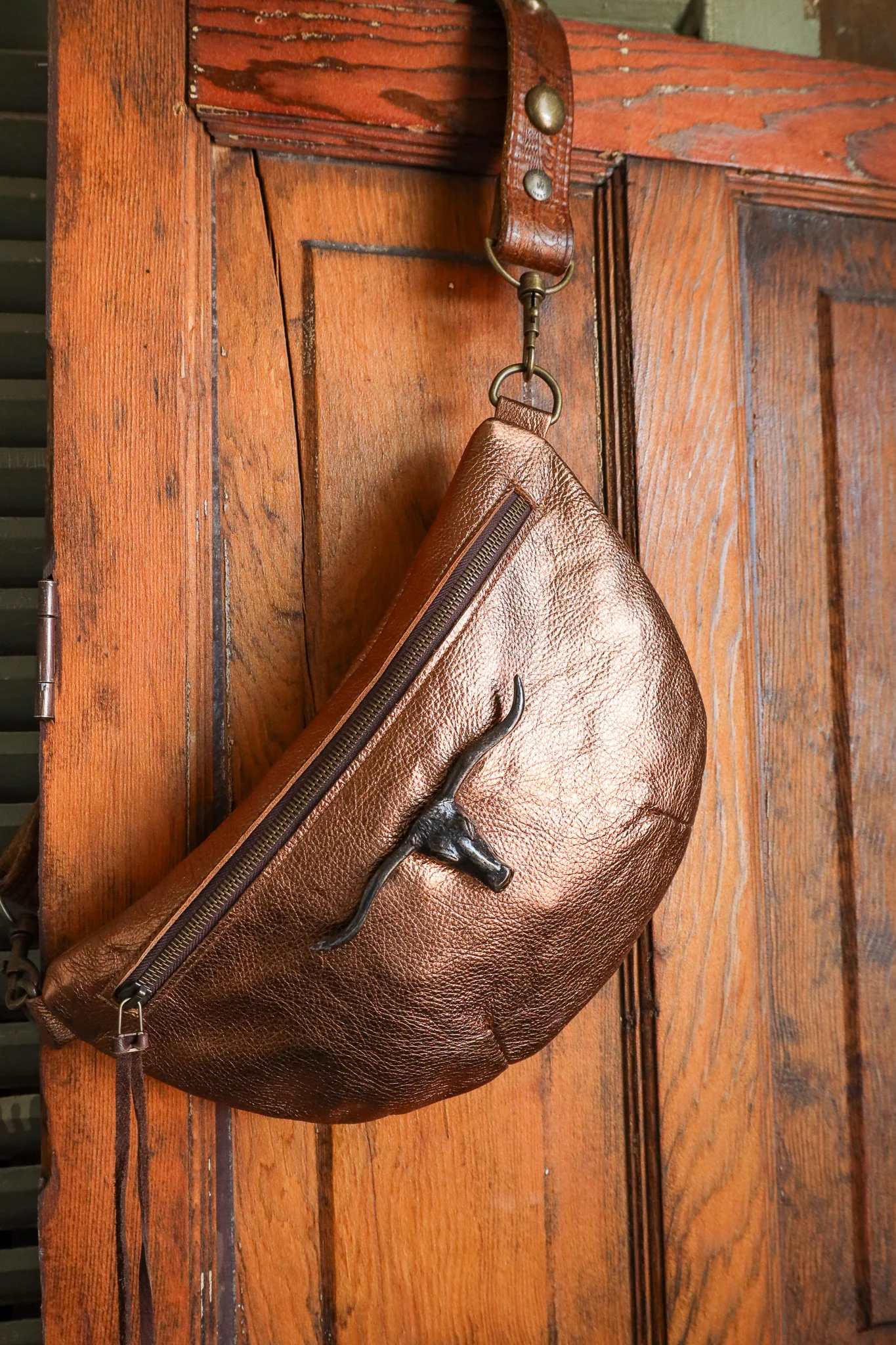 Two Bar West Small Brass Longhorn Vintage Strap Bag - Image 5