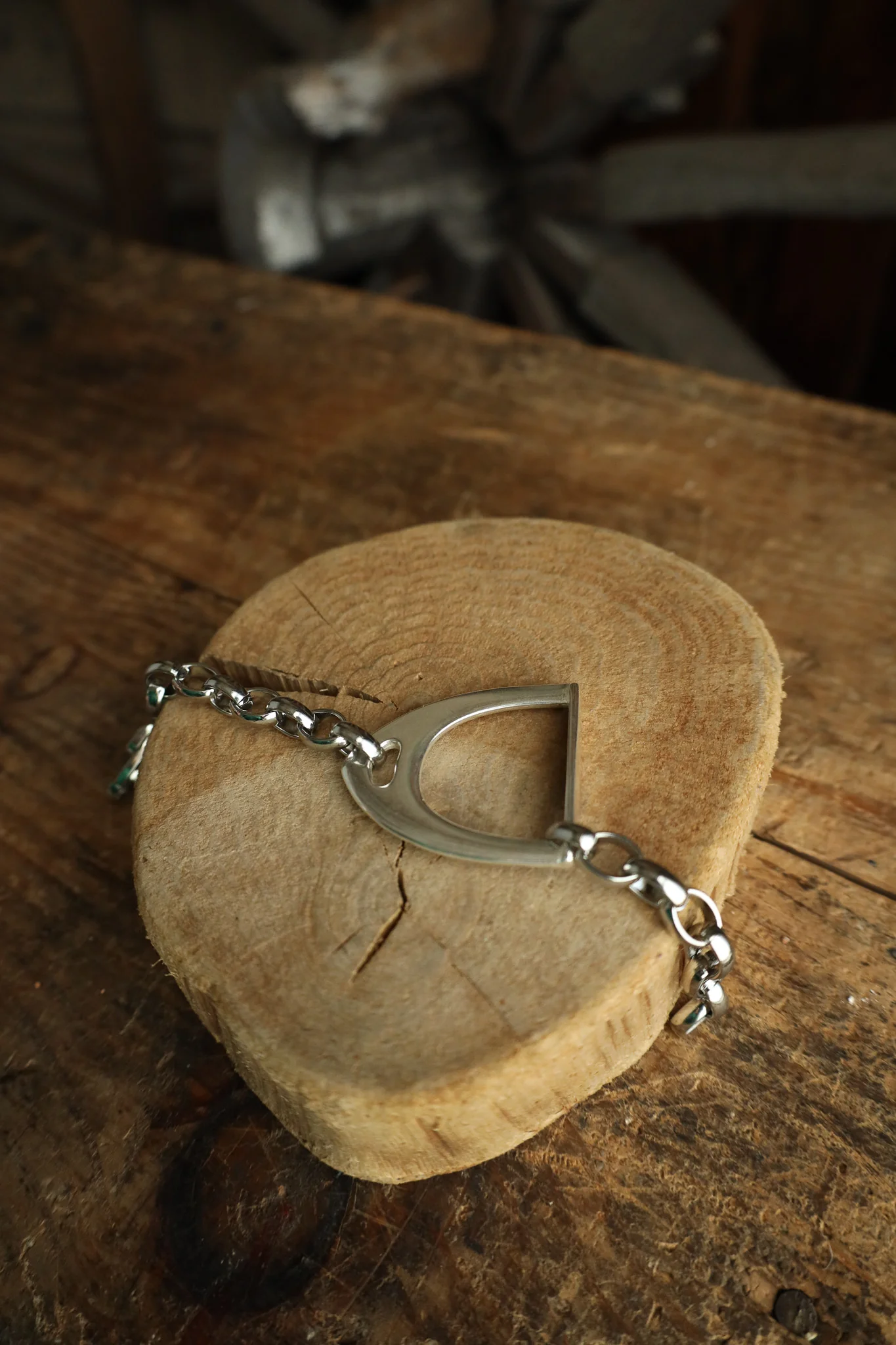 V2 Designs Large Silver Stirrup With Links Bracelet - Image 4