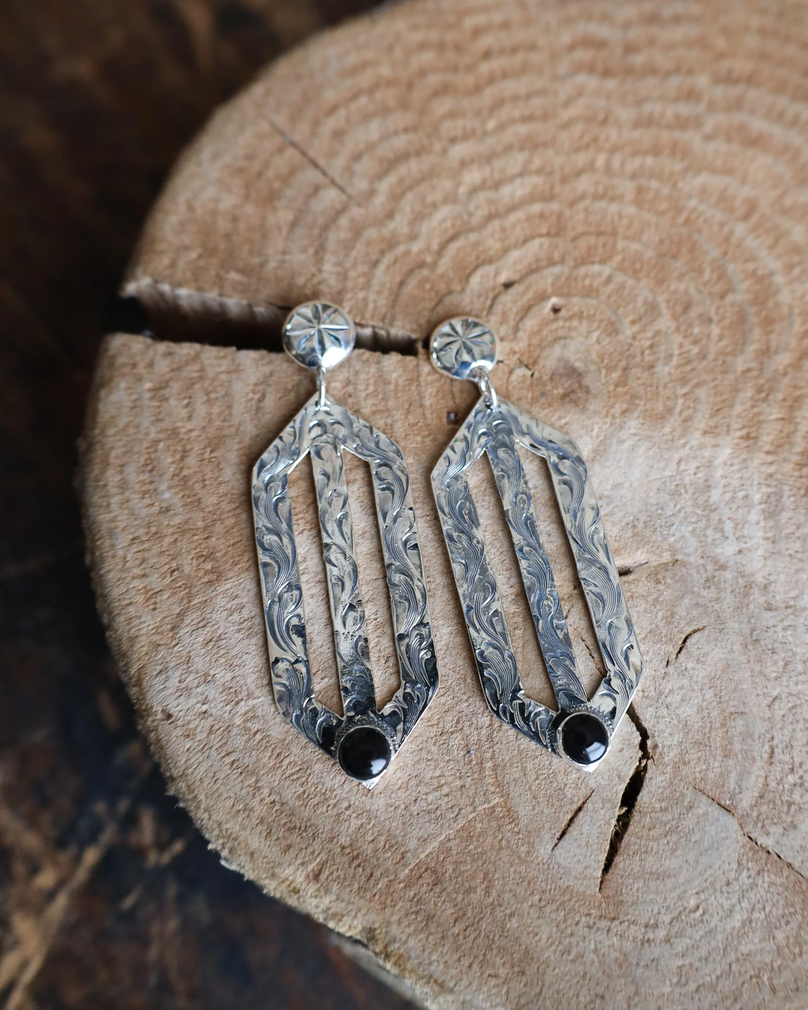 MAVERICK EXCLUSIVE VOGT FILIGREE CUTOUT ONYX 5MM EARRING - Image 3