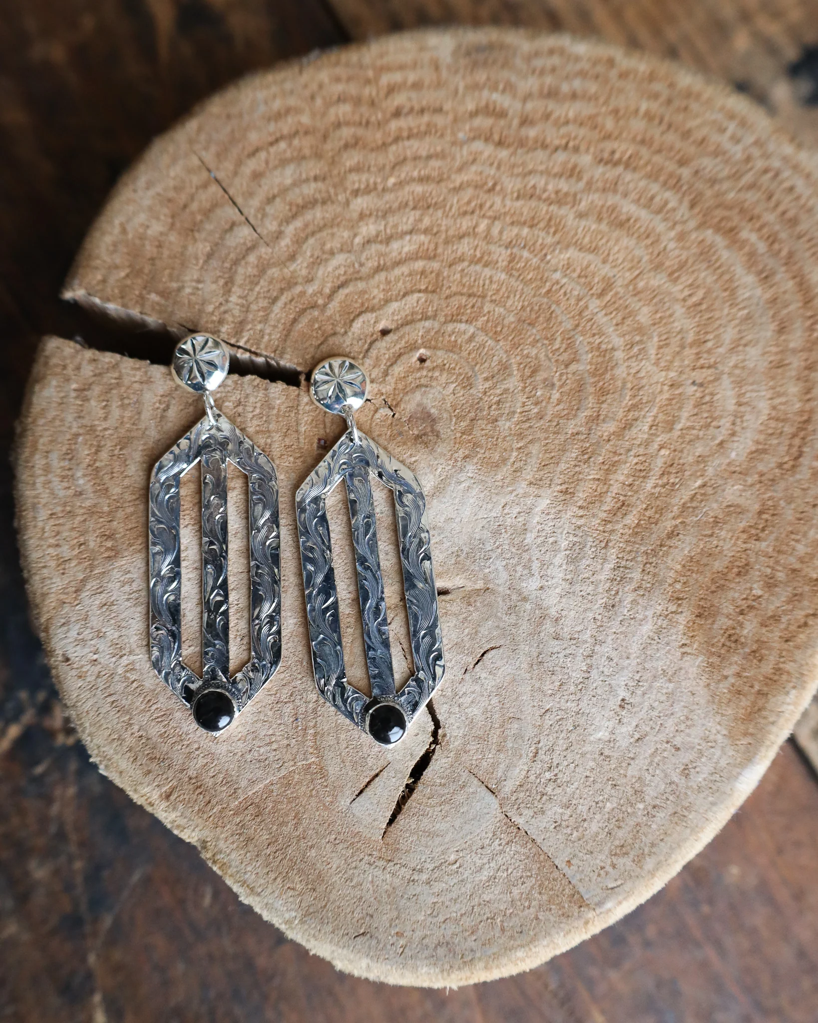 MAVERICK EXCLUSIVE VOGT FILIGREE CUTOUT ONYX 5MM EARRING - Image 5