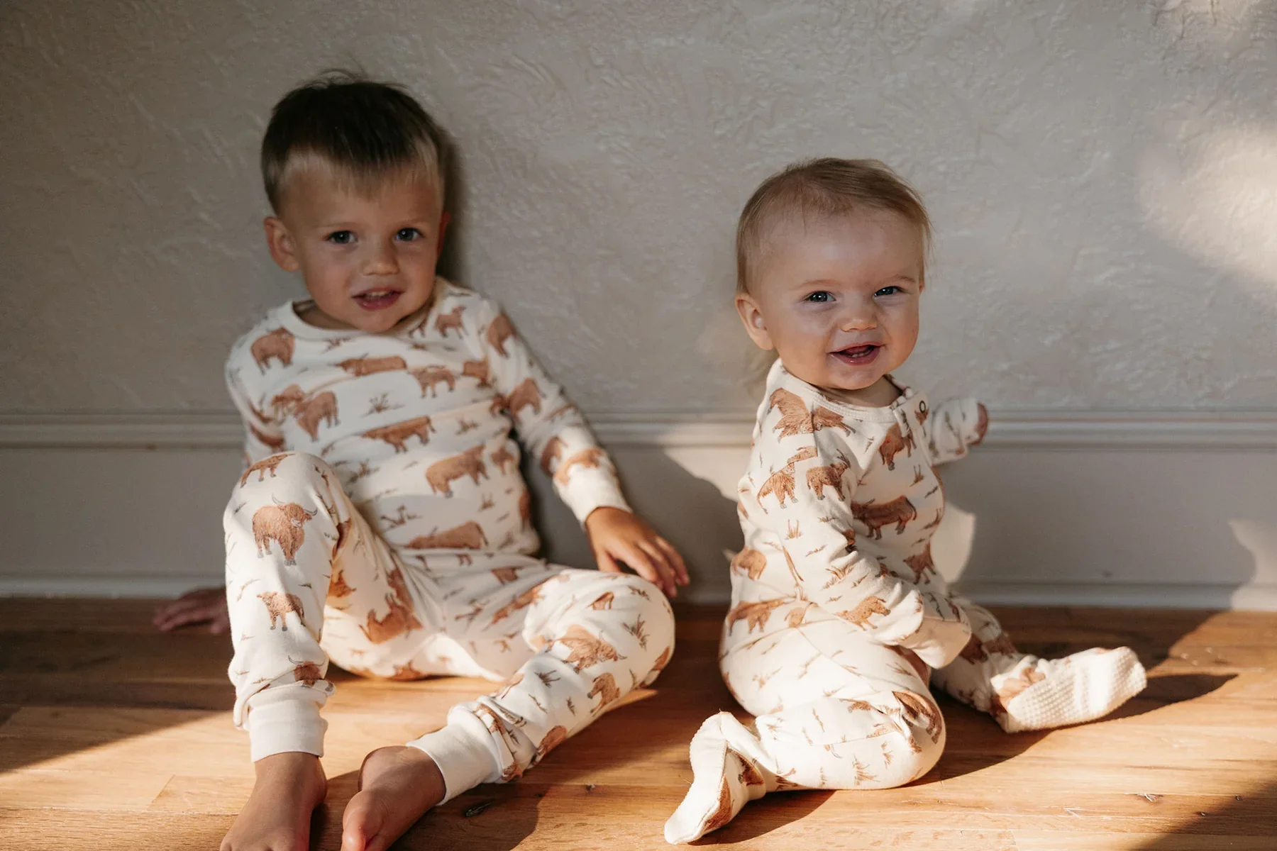 L'oved Baby Highland Cow | Organic Zipper Footie - Image 6