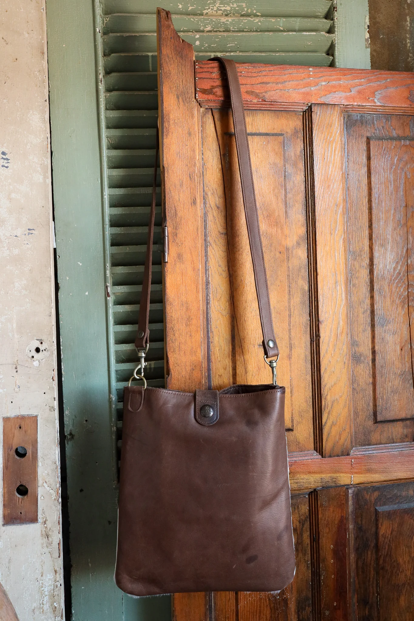 Two Bar West Kansas Brown and White Cowhide Handbag - Image 4