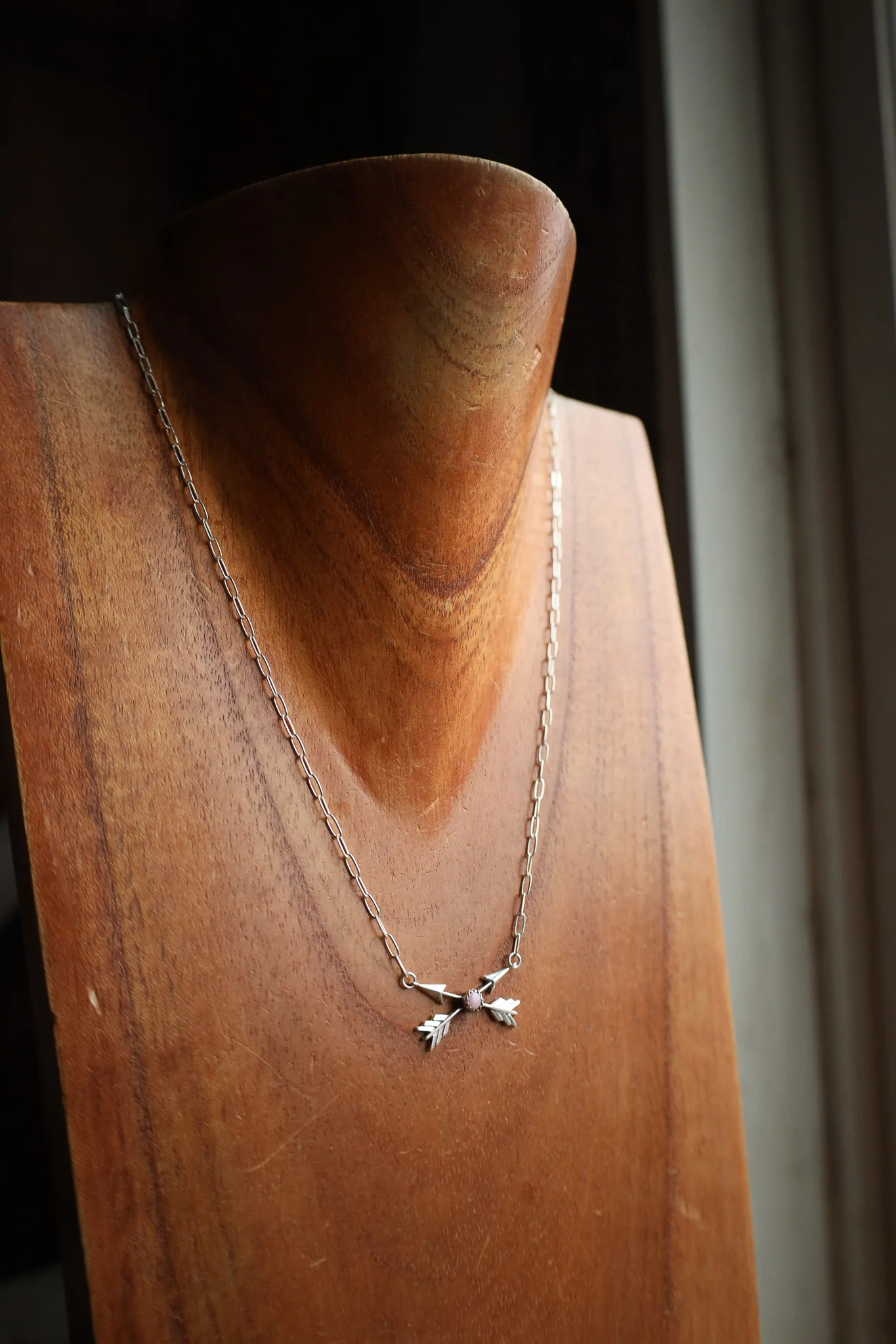 Richard Schmidt 18" Crossed Arrows Conch Necklace - Image 3