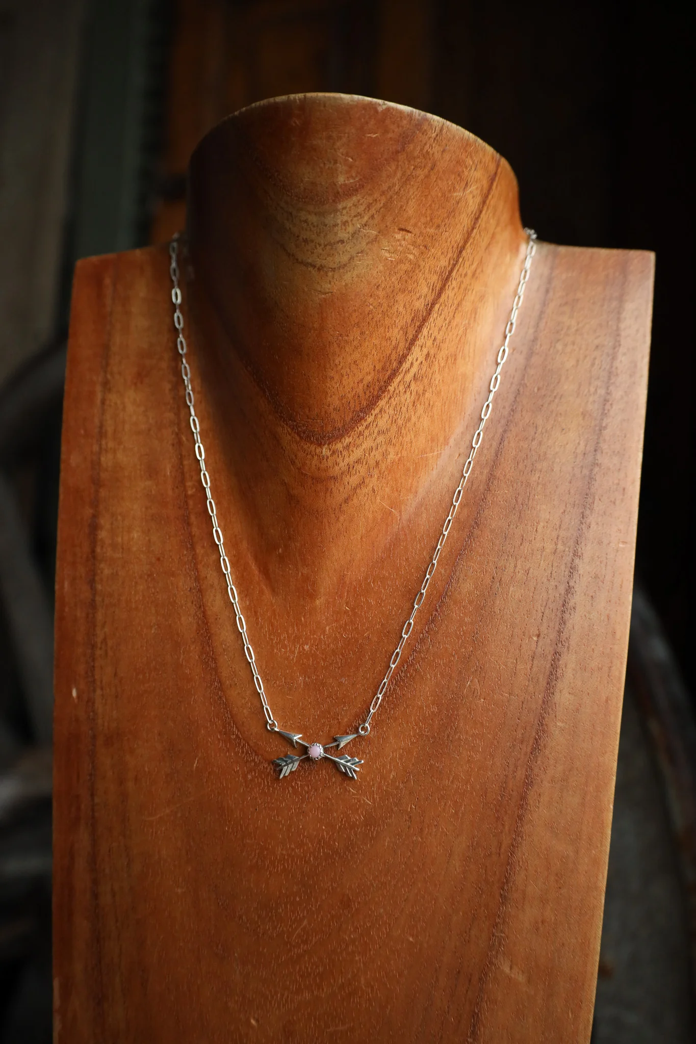 Richard Schmidt 18" Crossed Arrows Conch Necklace - Image 4