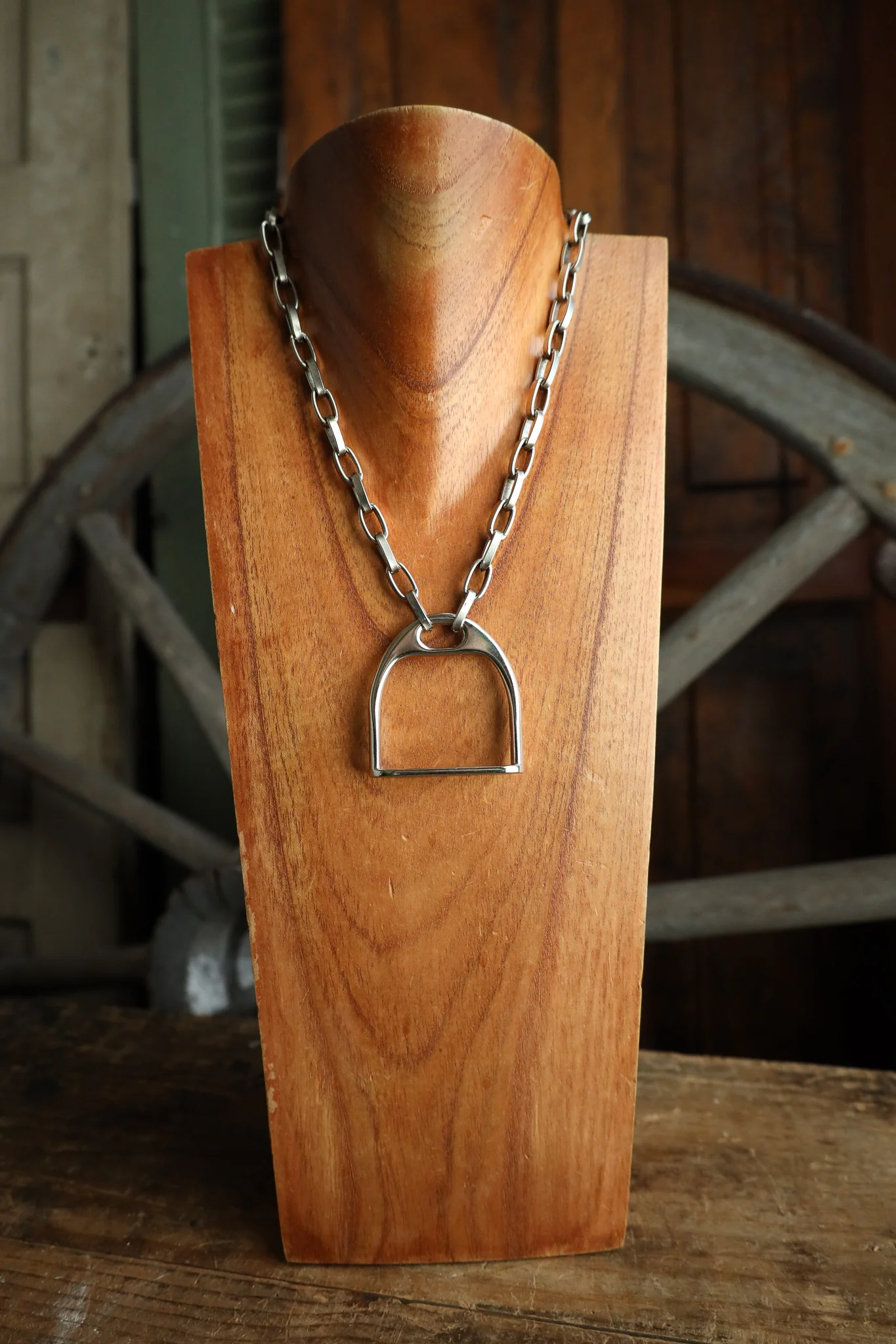 V2 Designs 18" Extra Large Silver Stirrup With Links Necklace - Image 2