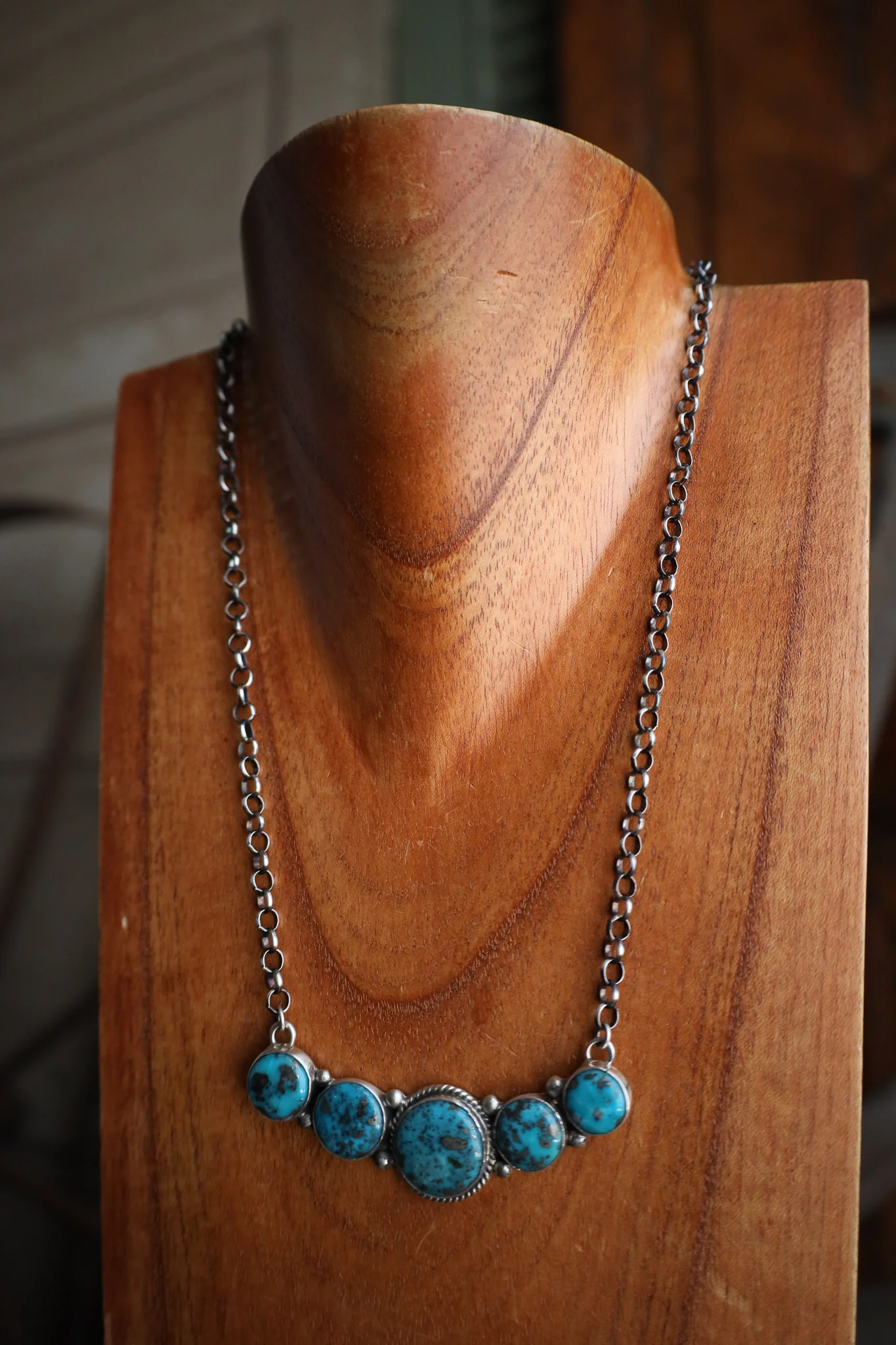 5 Graduated Round Turquoise Stones On Chain Necklace - Image 4