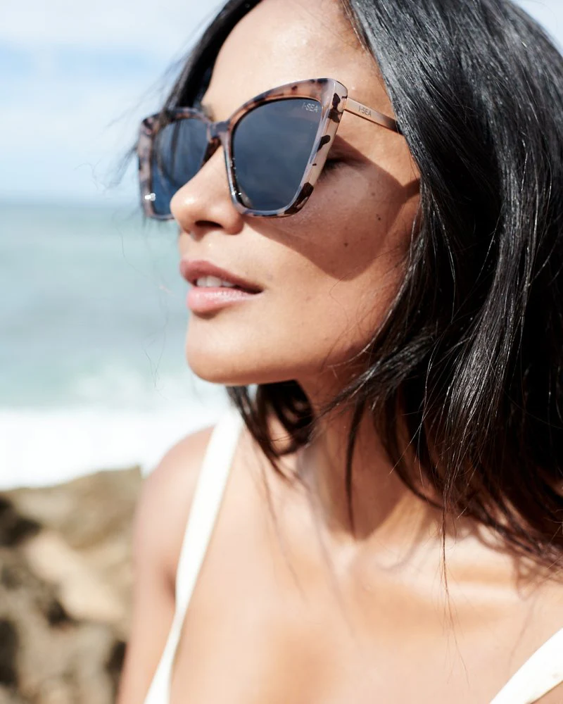 I-SEA ALOHA FOX BLONDE TORT / SMOKE POLARIZED LENS SUNGLASSES - Image 4