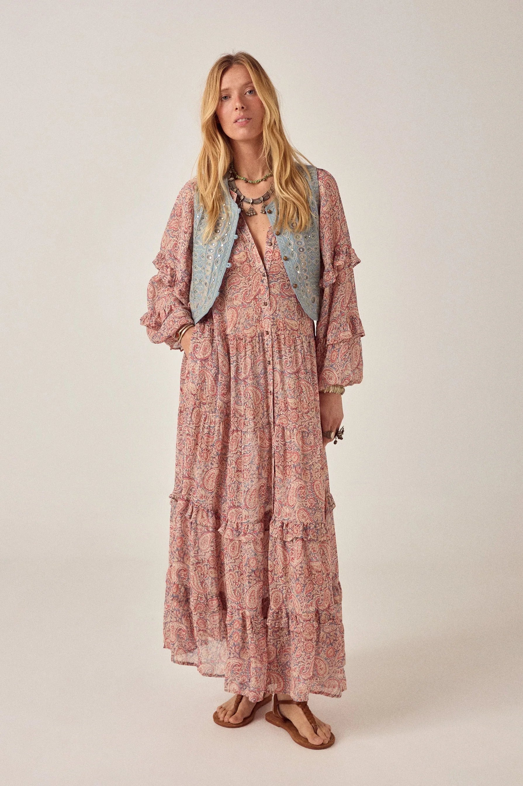 Maison Hotel Treasure Vest Halo Moon - Image 3